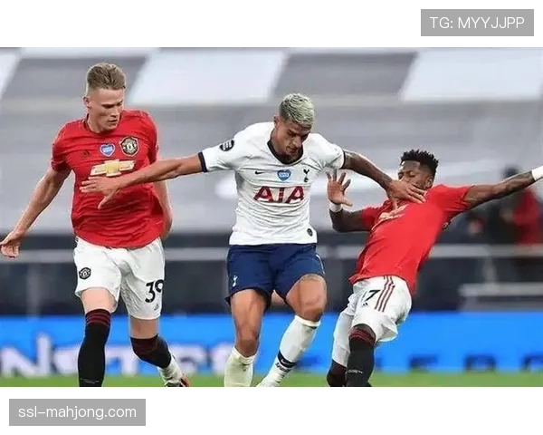 诺丁汉森林五后卫体系封锁热刺肋部空间，穆里略后场抢断策动首球